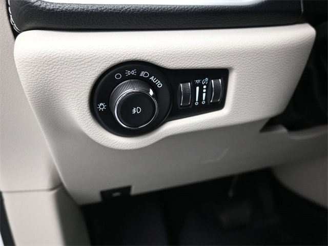 Used 2023 Chrysler Pacifica Touring-L image 13