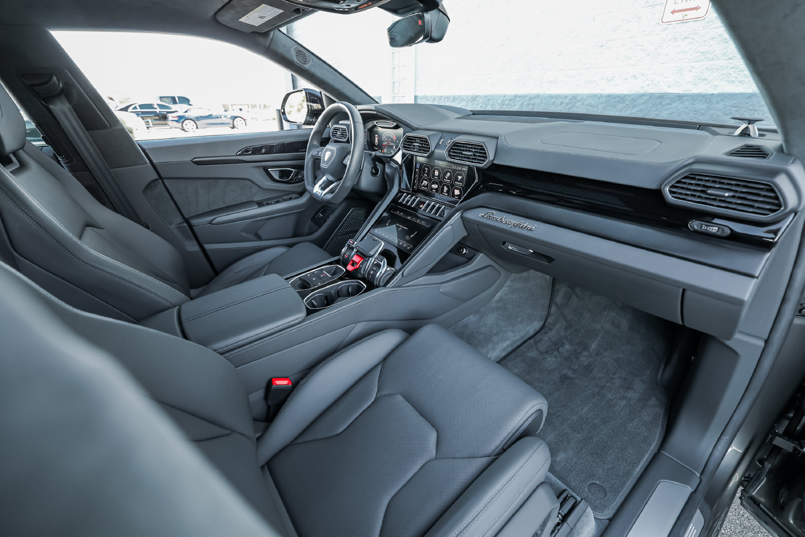 Used 2021 Lamborghini Urus AWD/4WD image 2