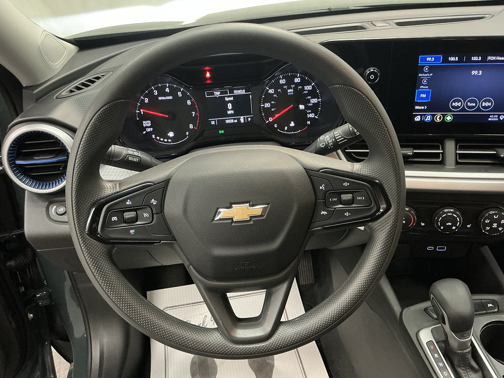 Used 2025 Chevrolet Trax LS w/ LS Convenience Package FWD image 12