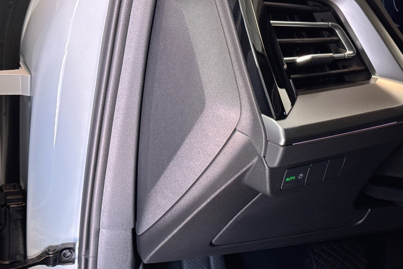 Used 2024 Audi Q4 e-tron Premium Plus image 10