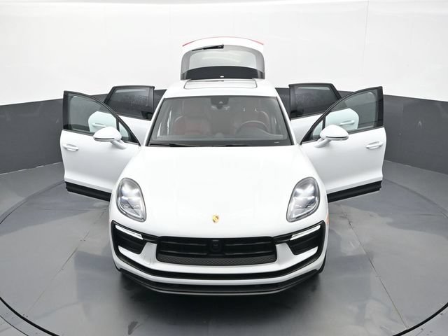 Certified 2025 Porsche Macan AWD/4WD image 31