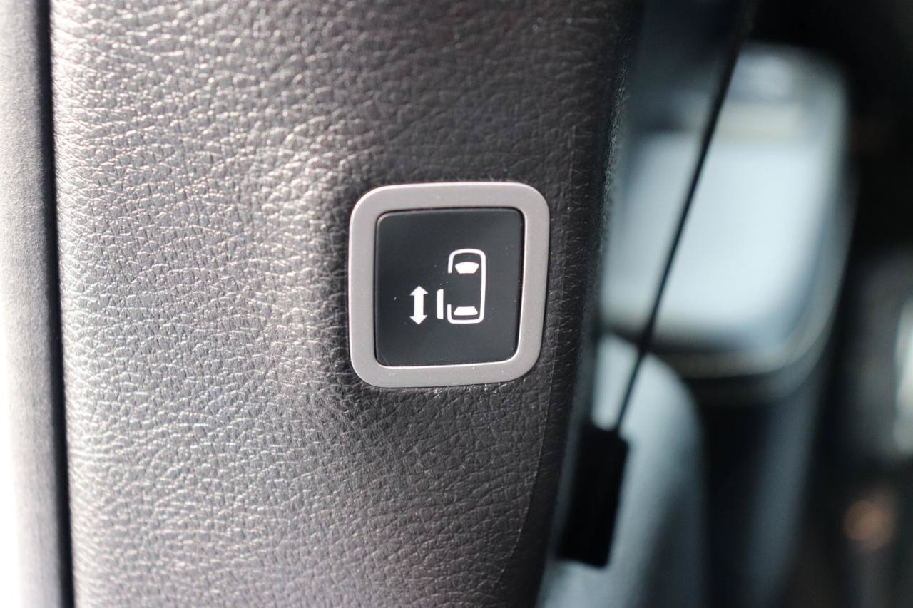 Used 2026 Chrysler Pacifica Limited FWD image 33