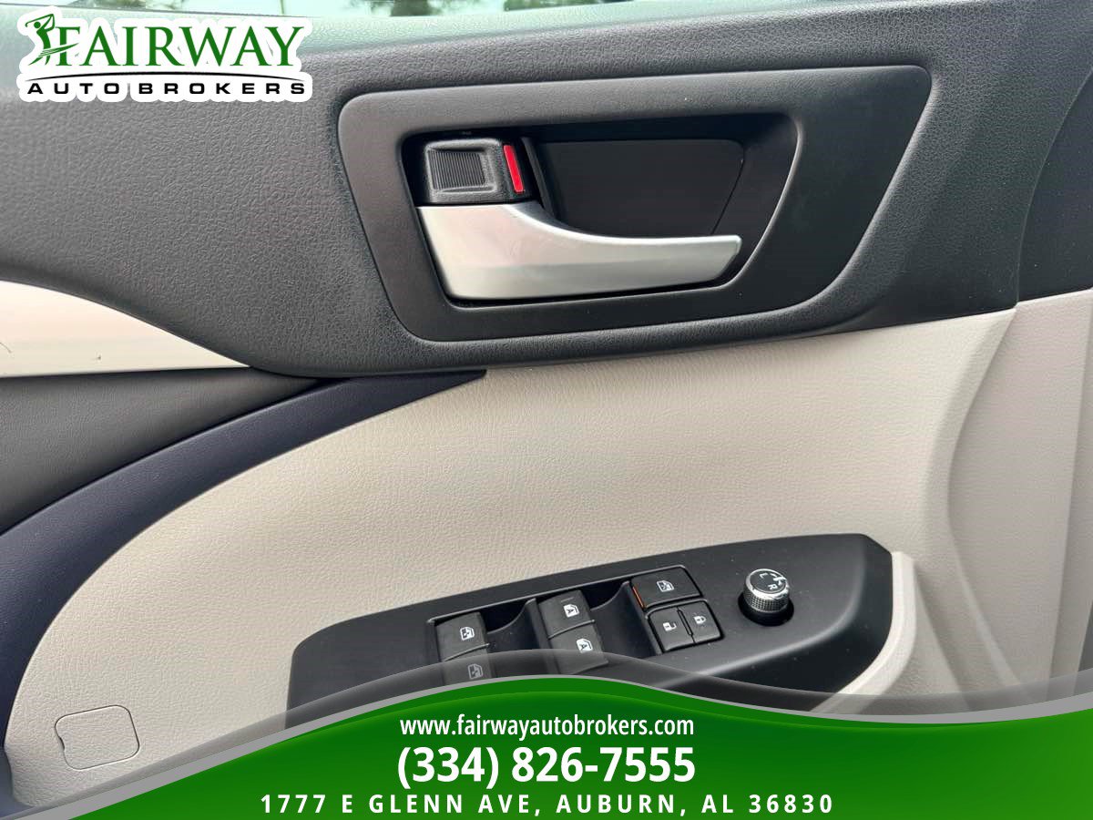 Used 2019 Toyota Highlander XLE FWD image 16