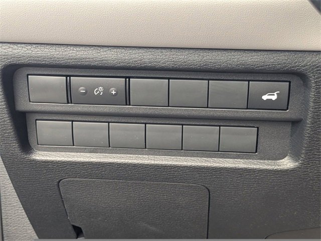 New 2025 Mitsubishi Outlander SE image 32