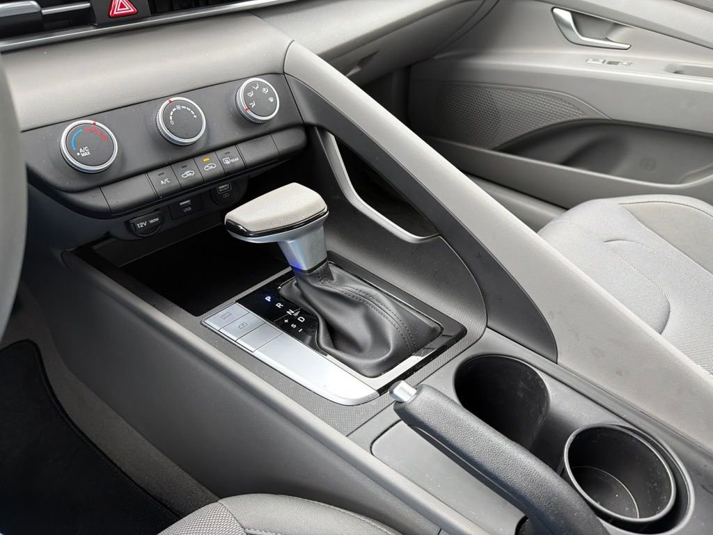 Certified 2023 Hyundai Elantra SE FWD image 24