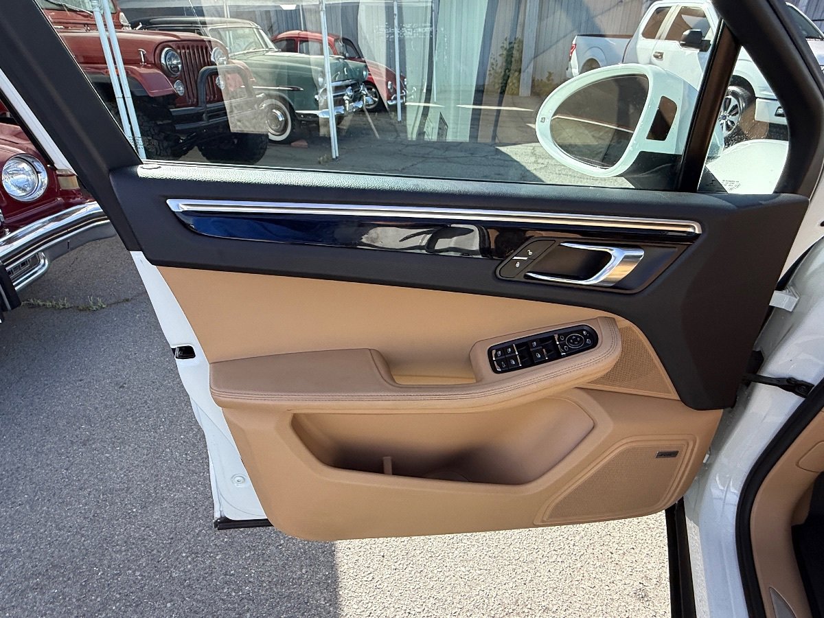 Used 2017 Porsche Macan w/ Premium Package AWD/4WD image 11