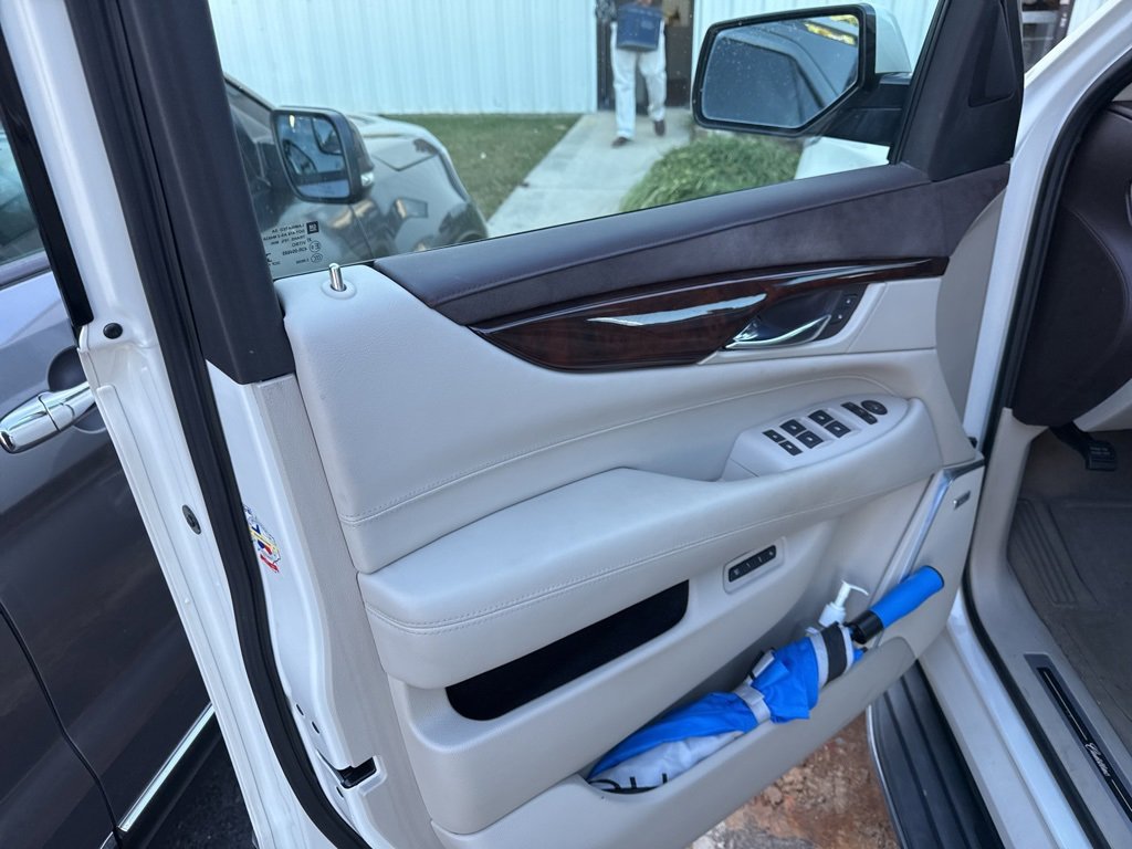 Used 2015 Cadillac Escalade Luxury image 9