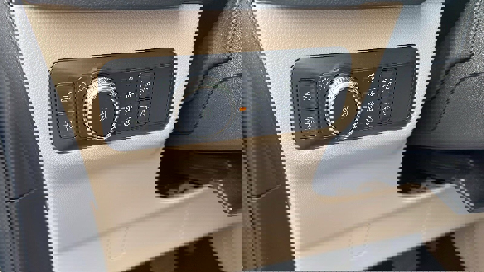 Used 2022 Ford Escape Titanium w/ Class II Trailer Tow Package image 16