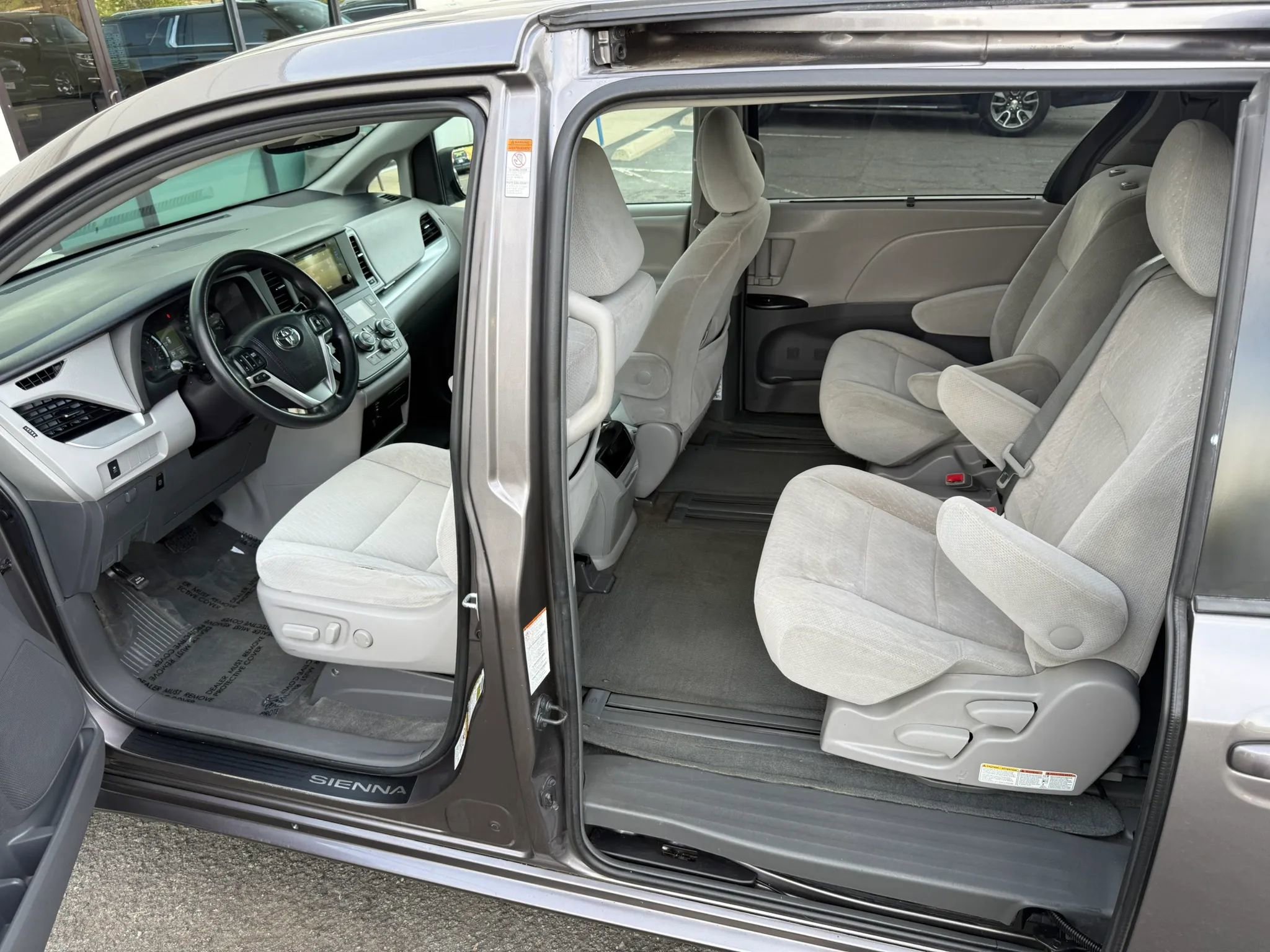Used 2015 Toyota Sienna LE FWD image 12