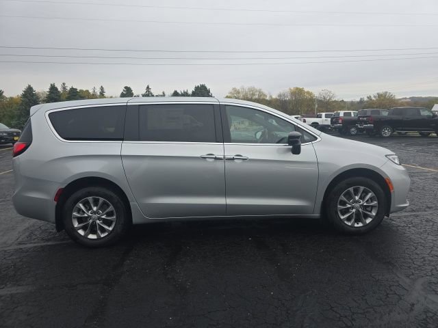 New 2026 Chrysler Pacifica Select image 8