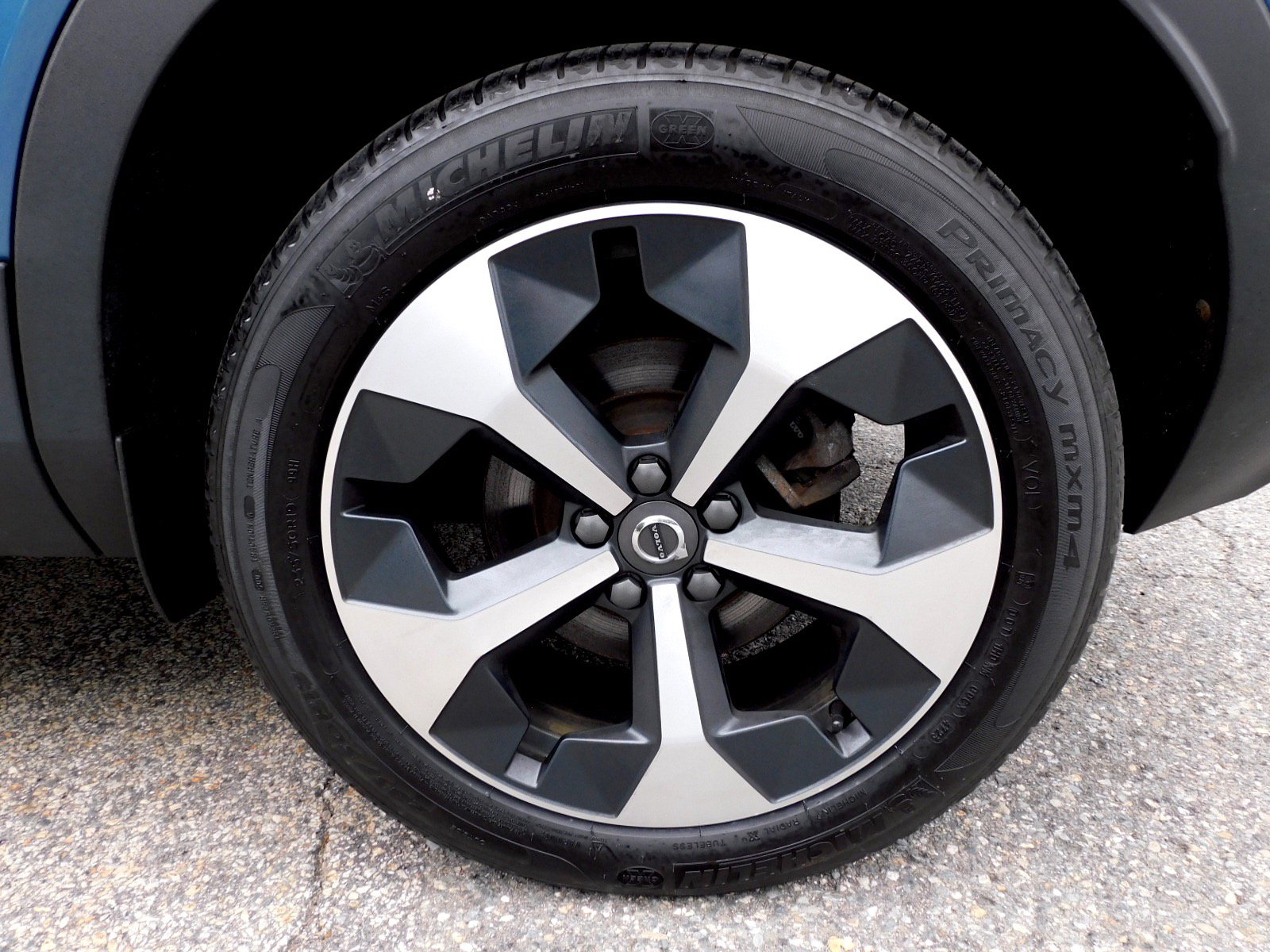 Used 2024 Volvo XC40 B5 Plus AWD/4WD image 24