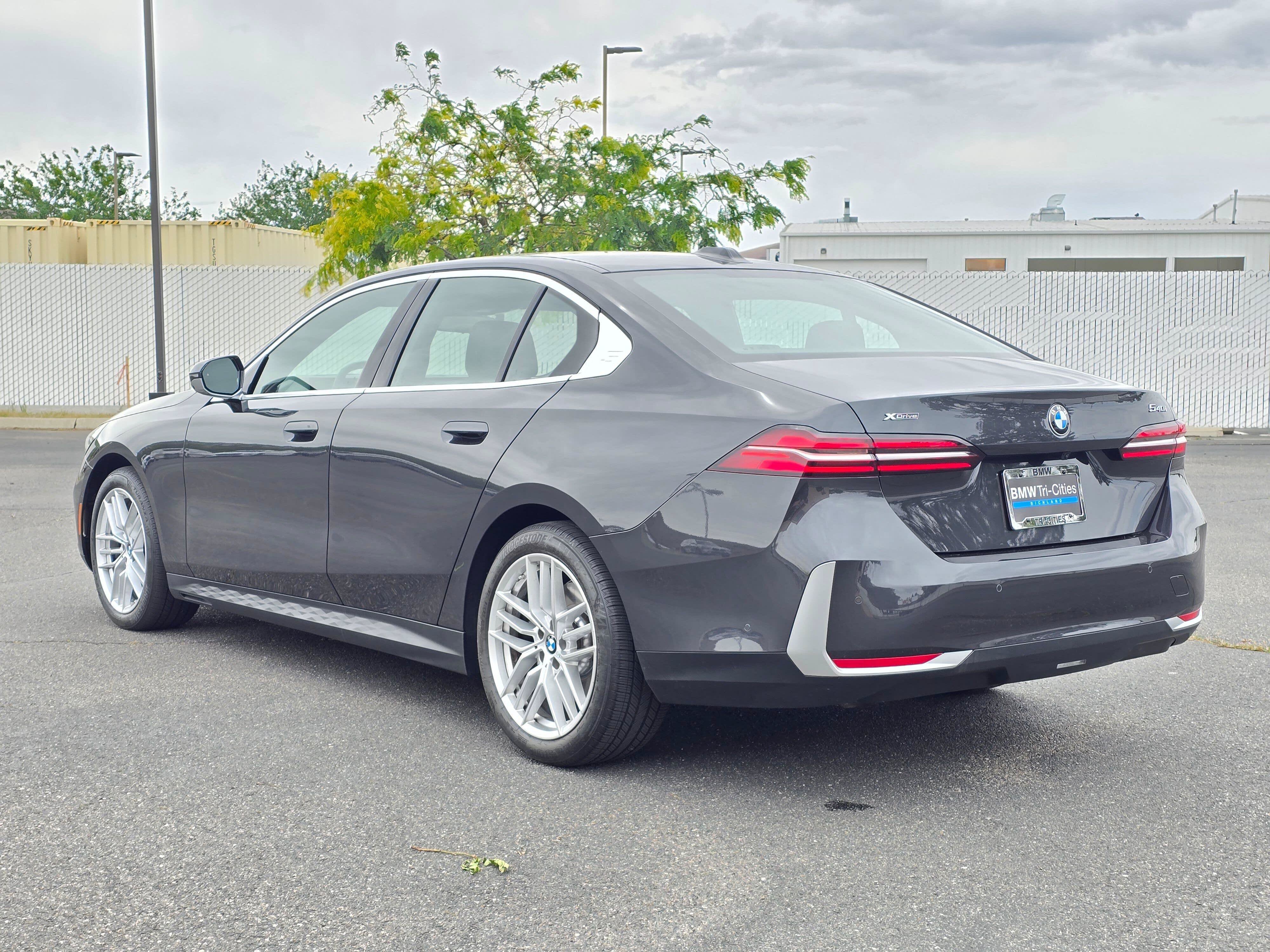 Used 2025 BMW 540i xDrive w/ Premium Package AWD/4WD image 4