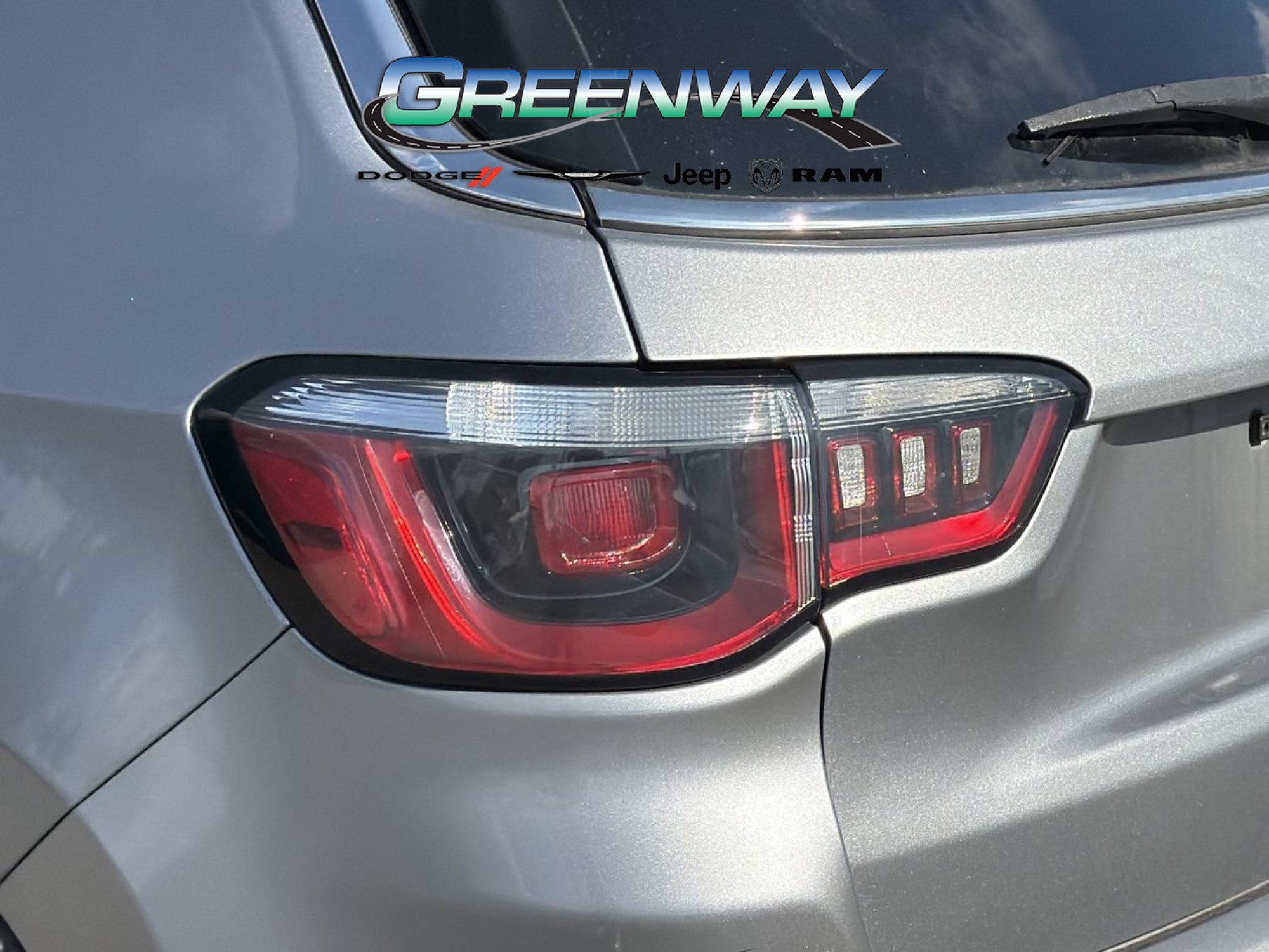 Used 2018 Jeep Compass Latitude FWD image 7