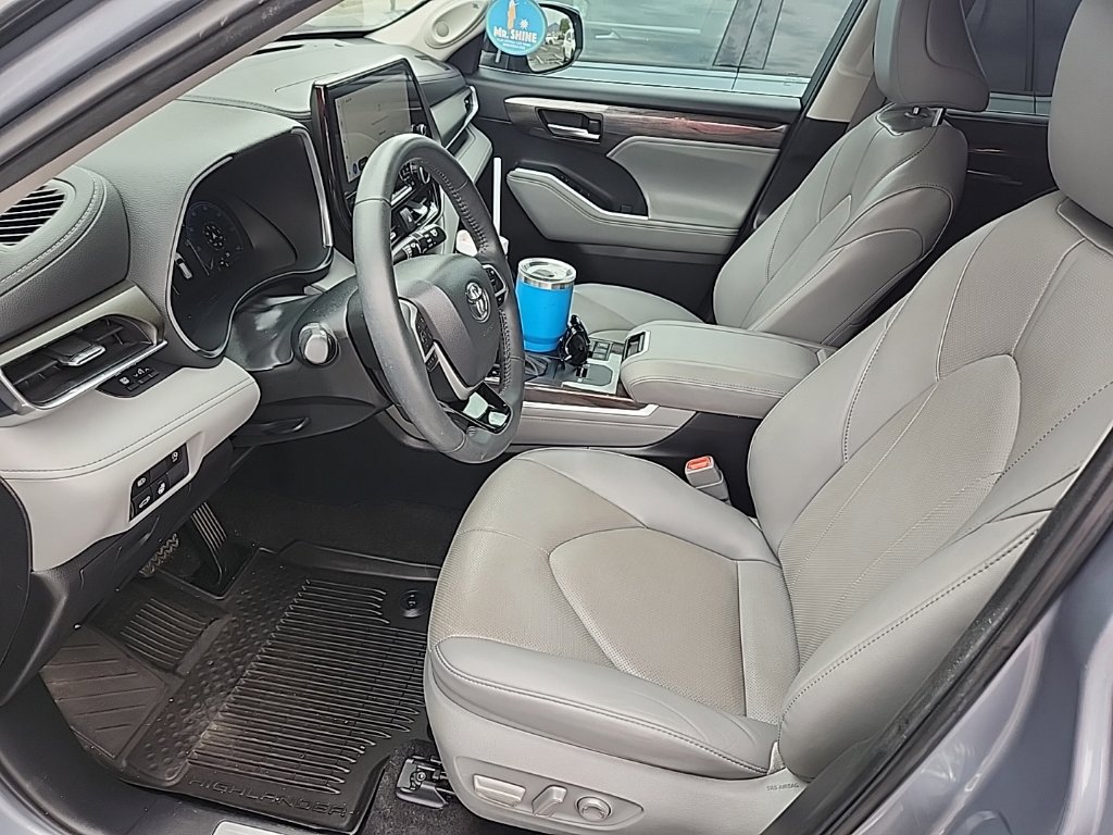 Used 2023 Toyota Highlander Limited FWD image 8