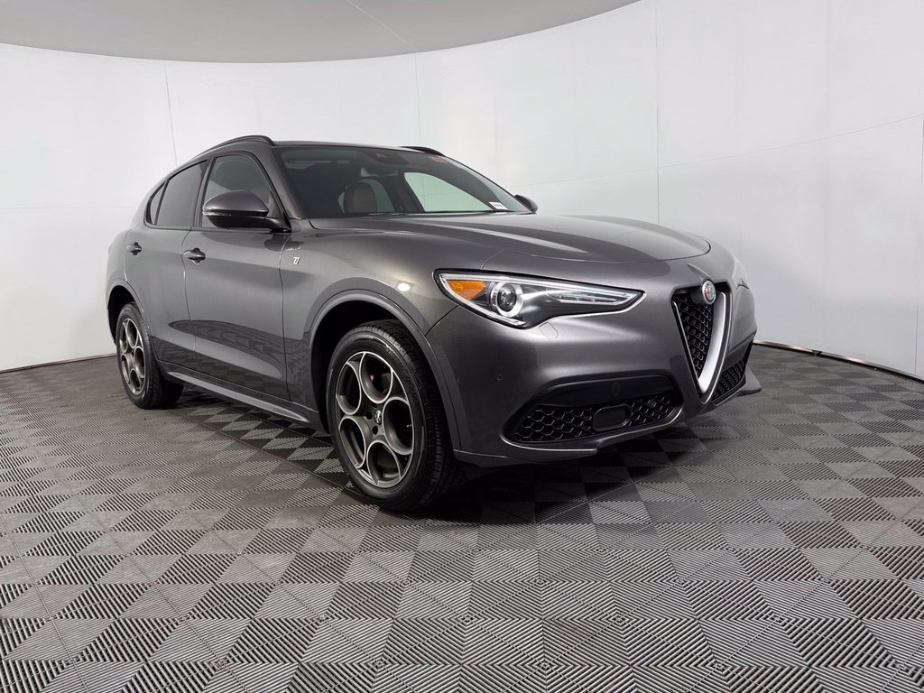 Used 2023 Alfa Romeo Stelvio Ti AWD/4WD image 5