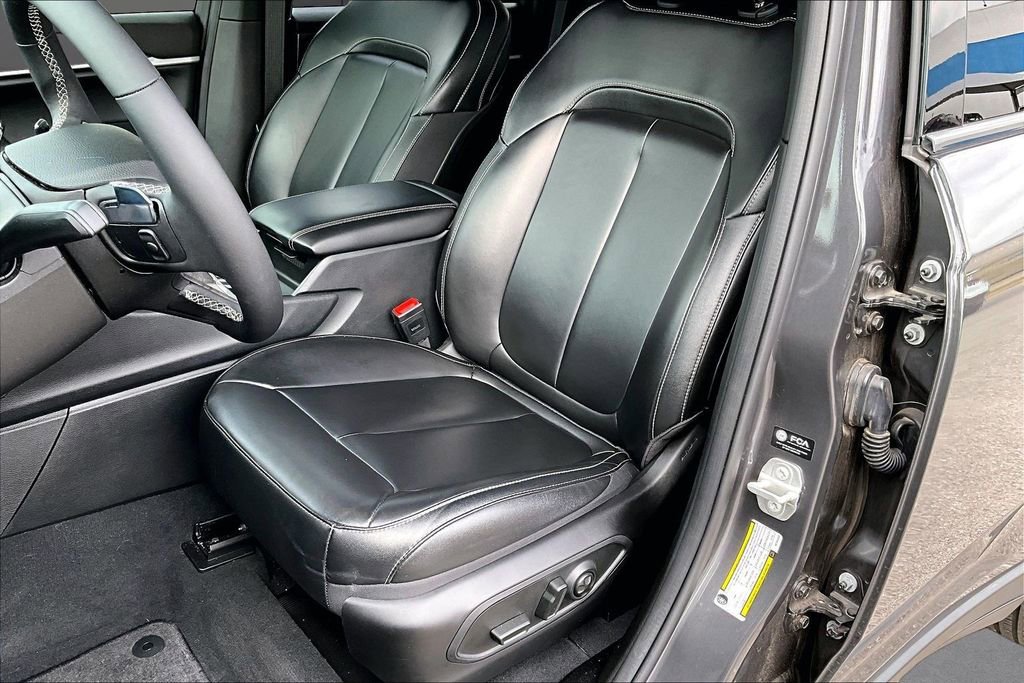 Used 2024 Jeep Grand Cherokee Limited w/ Black Appearance Package AWD/4WD image 25