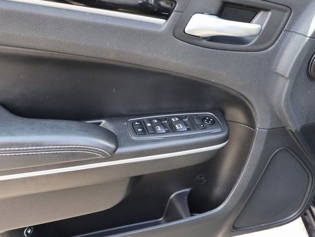 Used 2019 Chrysler 300 S image 22