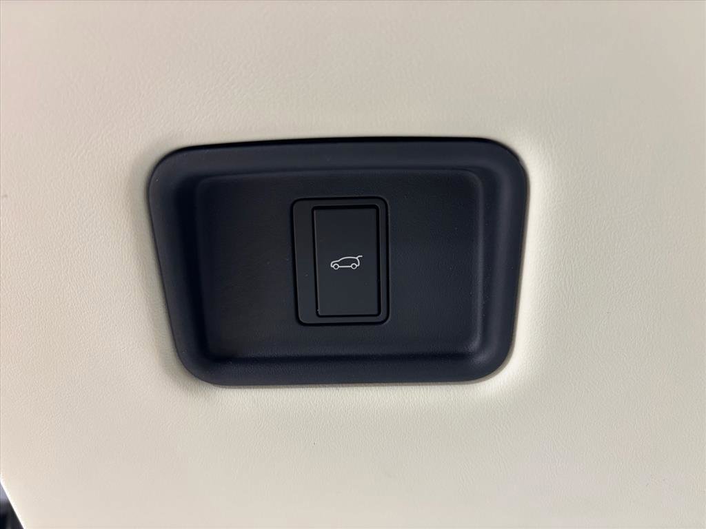 Used 2025 Land Rover Range Rover SE image 21