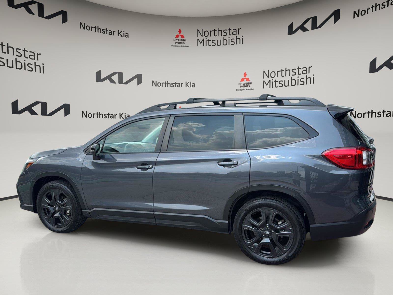 Used 2023 Subaru Ascent Onyx Edition AWD/4WD image 2