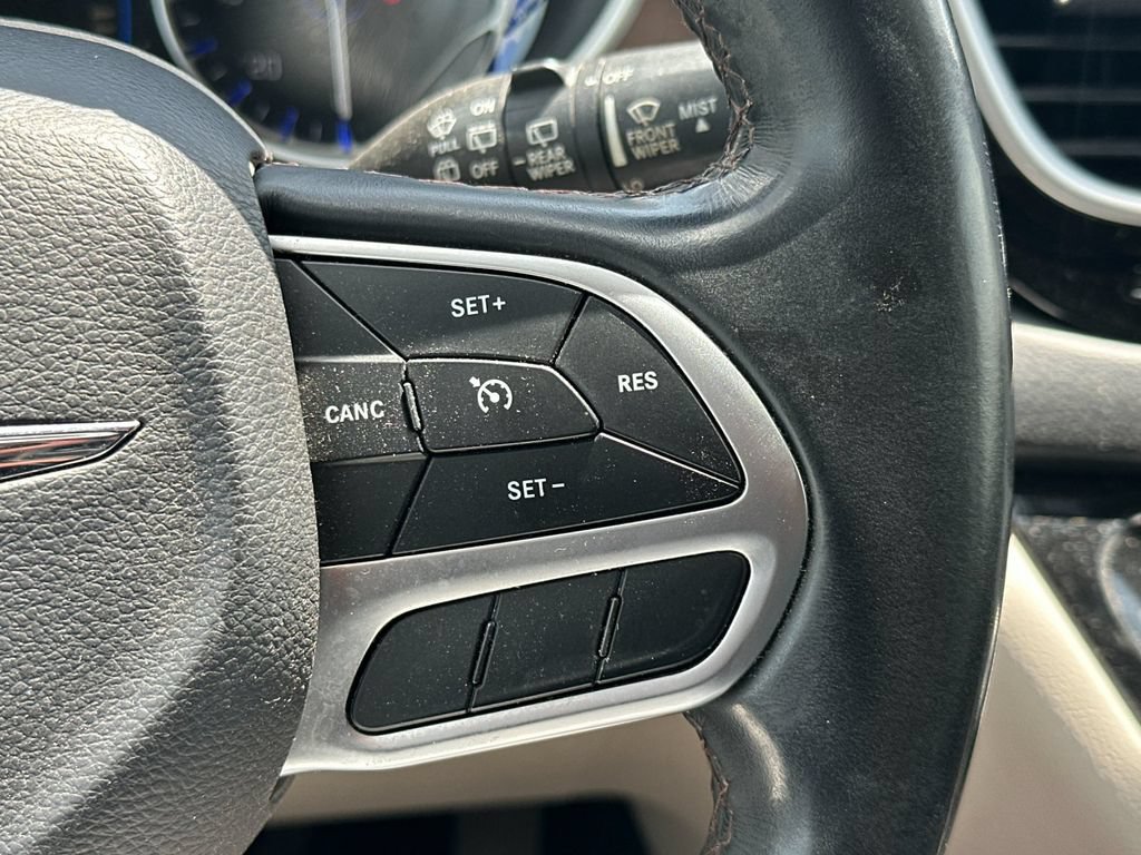 Used 2017 Chrysler Pacifica Touring-L FWD image 27