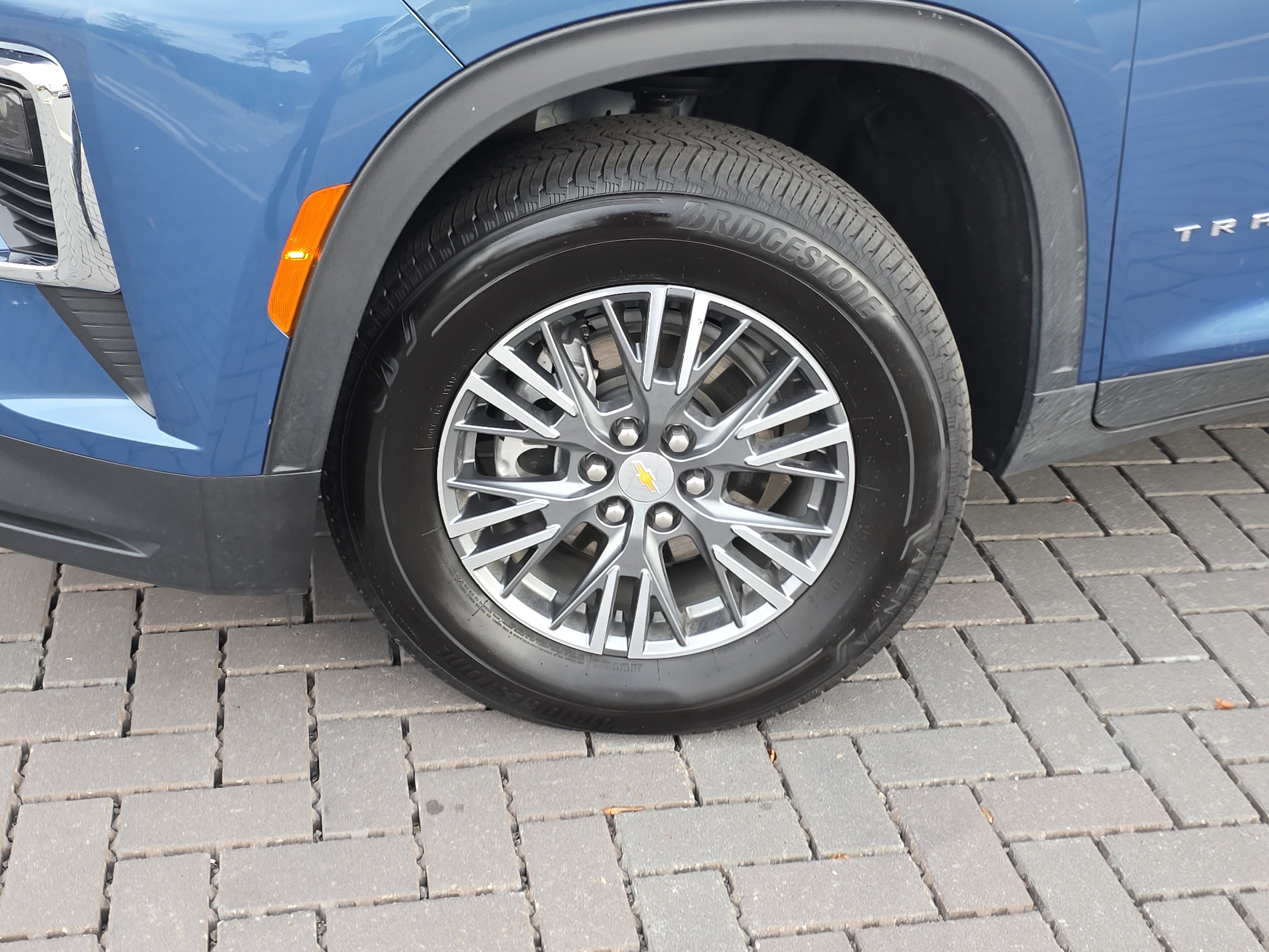 Used 2025 Chevrolet Traverse LT image 12