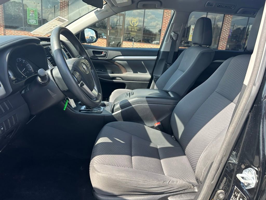 Used 2017 Toyota Highlander LE w/ Carpet Mat Package image 11