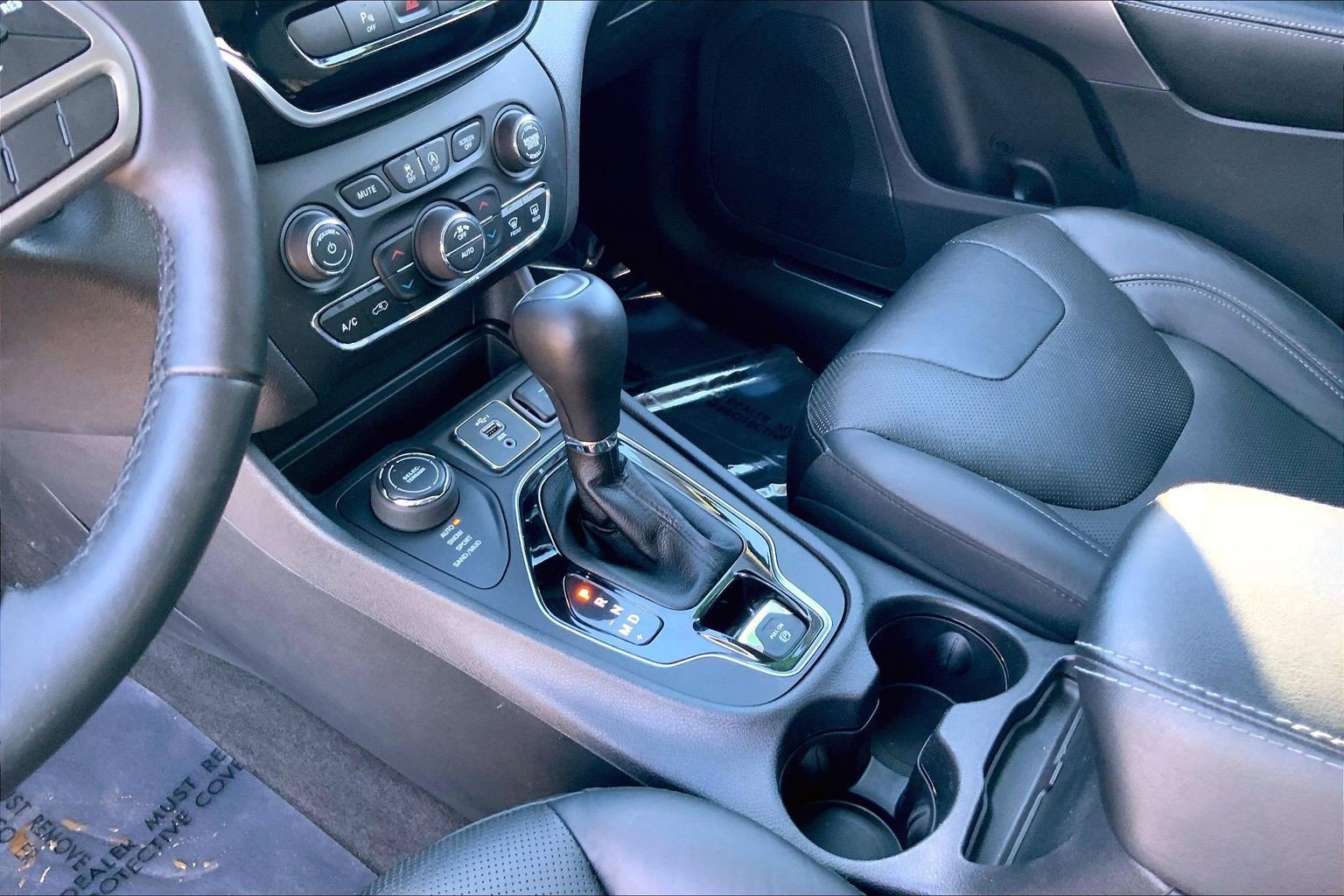 Used 2019 Jeep Cherokee Limited image 14