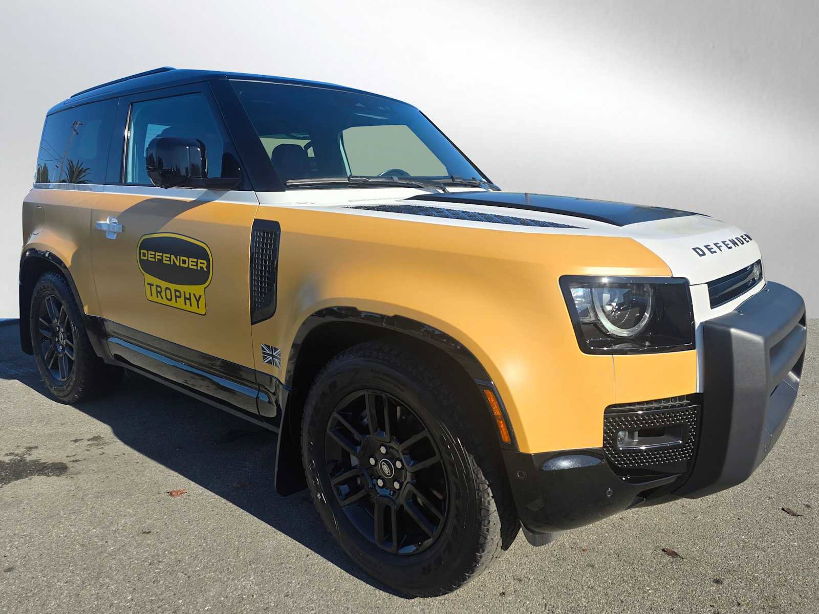 Used 2023 Land Rover Defender 90 X-Dynamic SE image 7