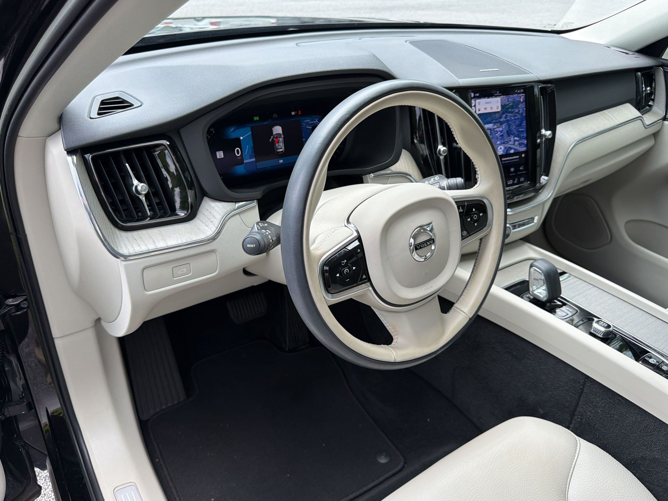 Used 2023 Volvo XC60 B5 Plus w/ Protection Package Premier FWD image 4