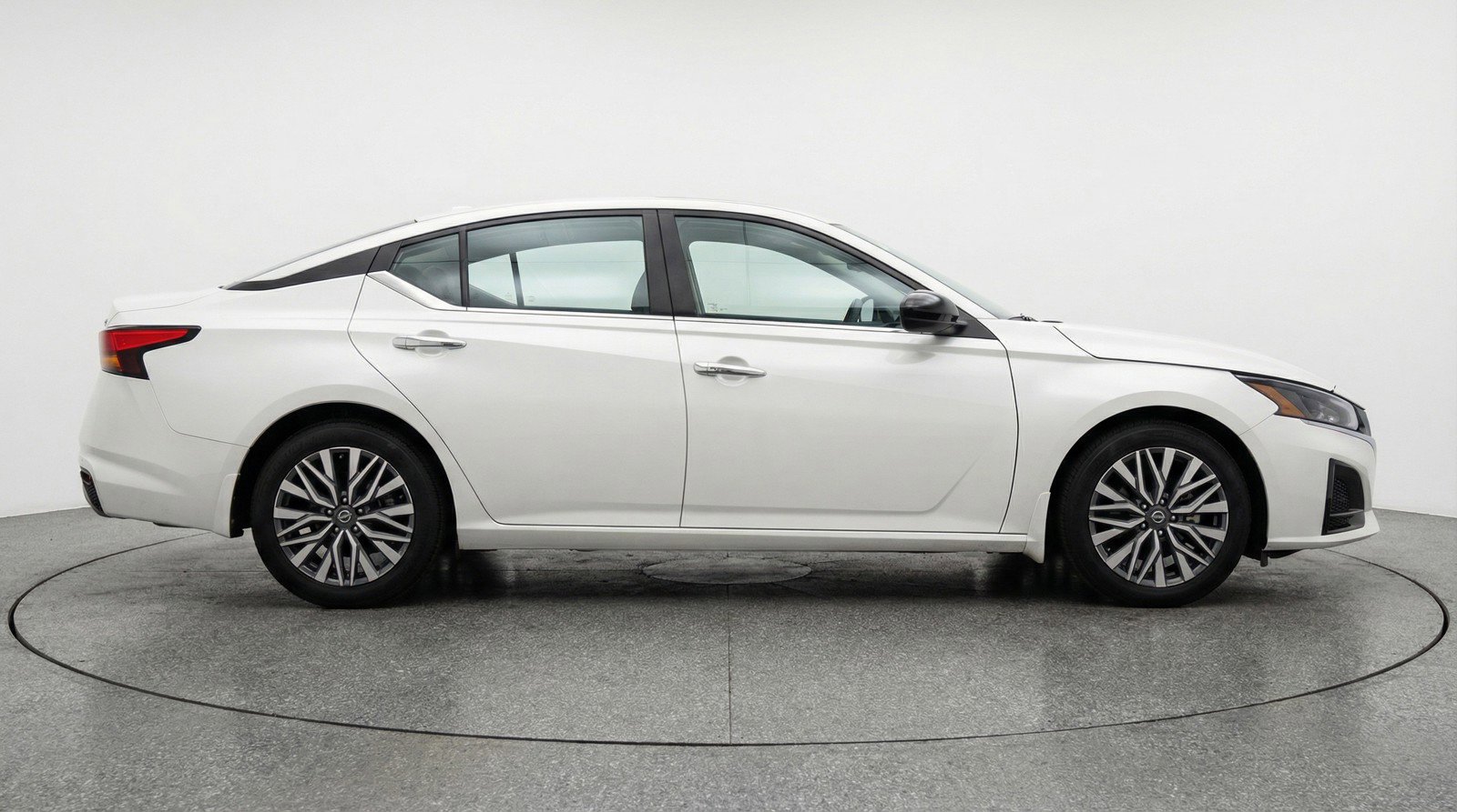 Used 2025 Nissan Altima 2.5 SV image 11