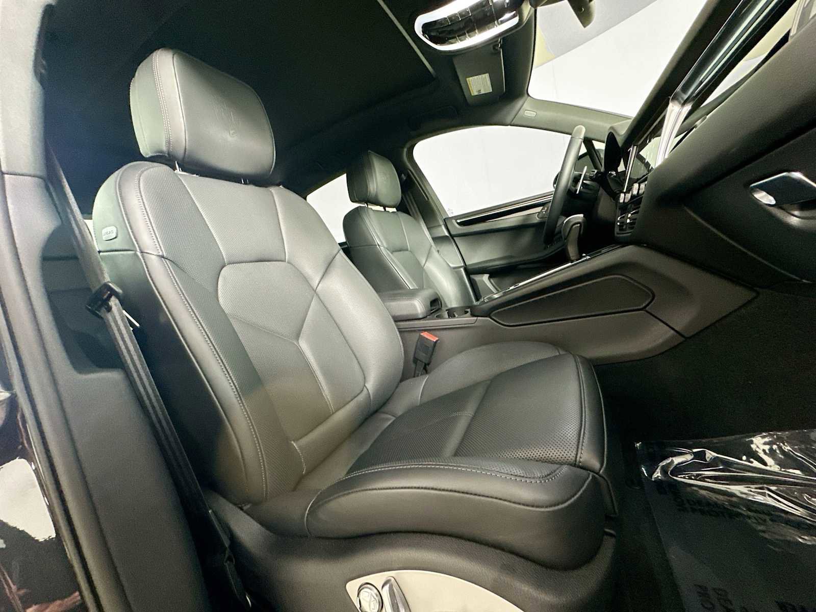 Certified 2025 Porsche Macan image 28