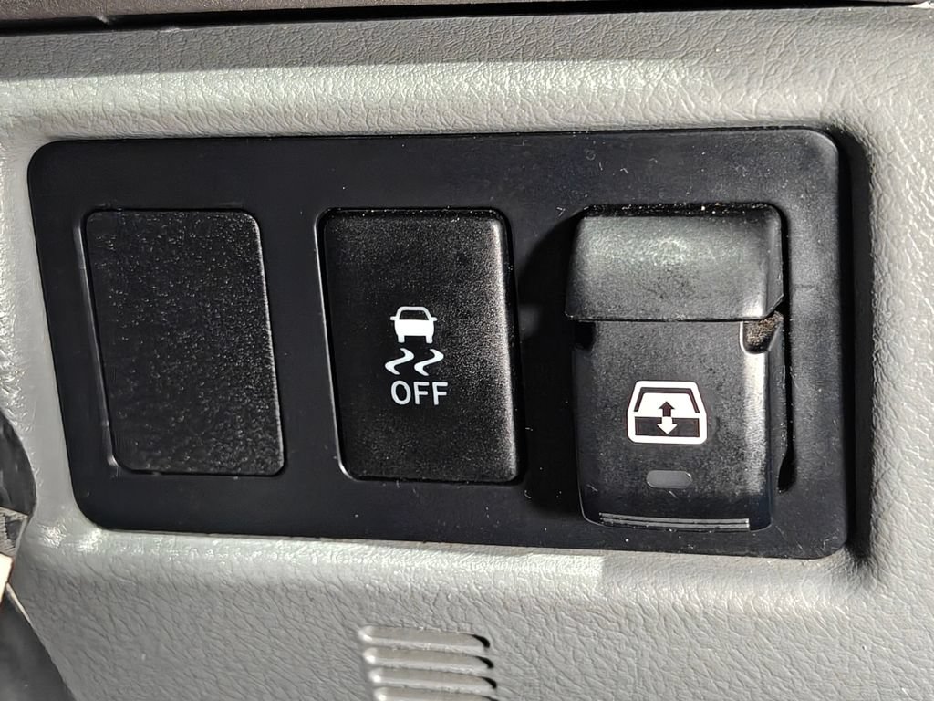 Used 2012 Toyota Tundra 4x4 CrewMax w/ Tow Pkg image 40