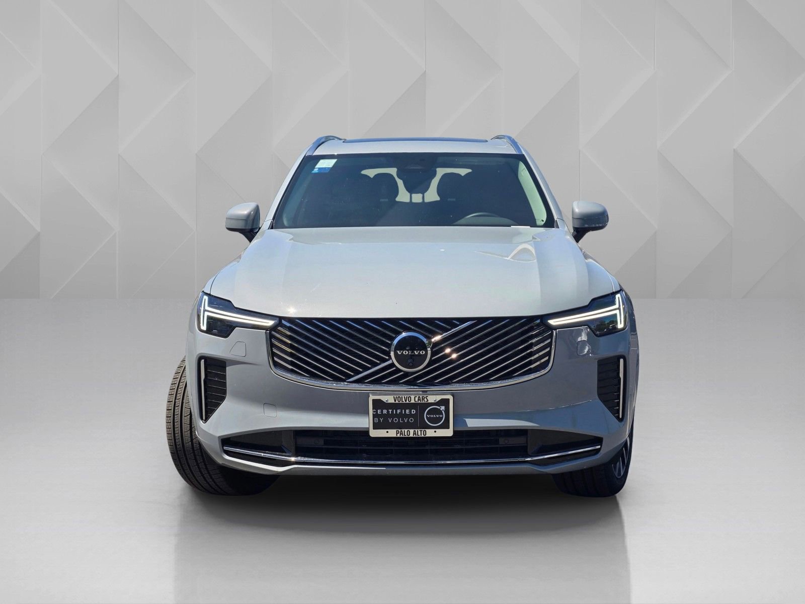 Certified 2025 Volvo XC90 B6 Plus AWD/4WD image 2