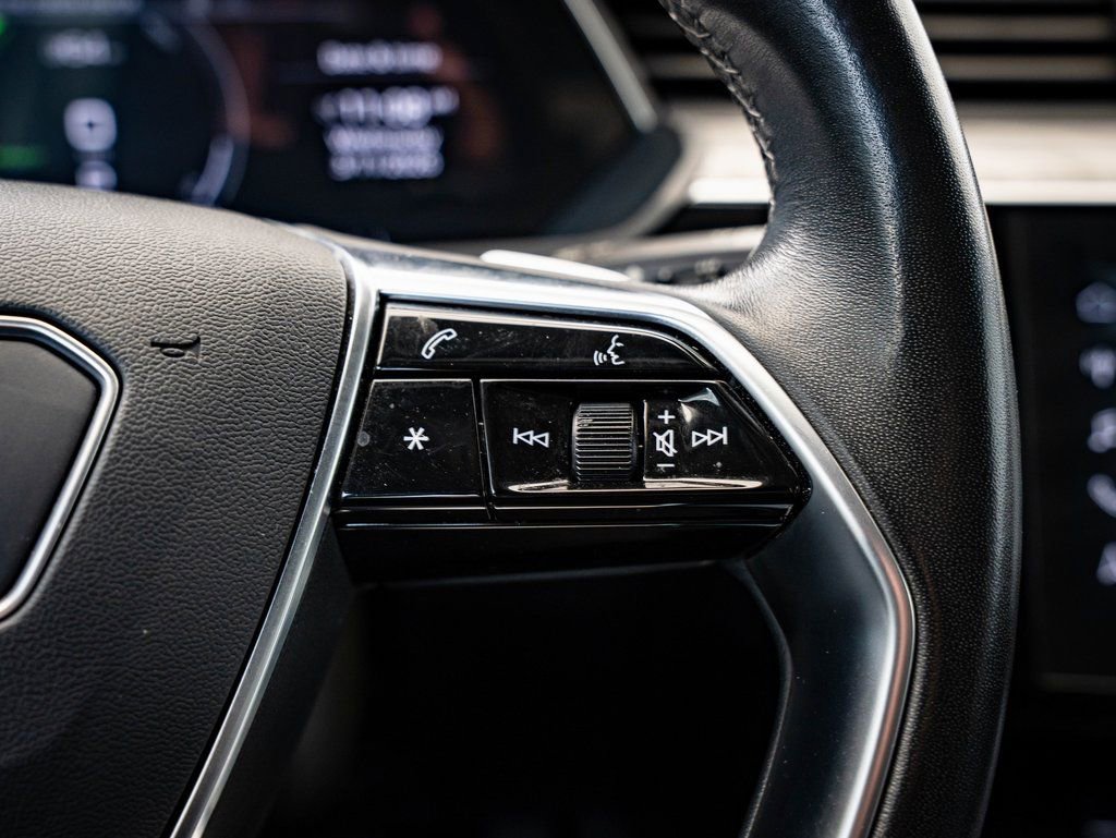 Used 2022 Audi e-tron Premium Plus w/ Premium Plus Package image 26