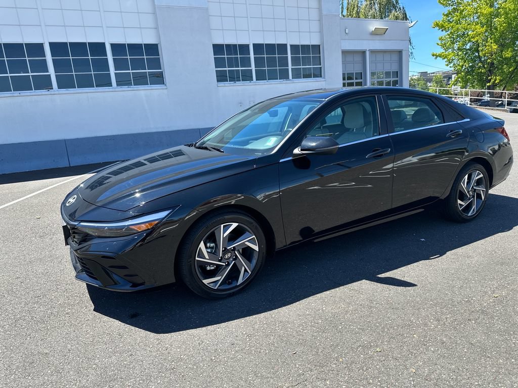 Certified 2025 Hyundai Elantra Limited FWD image 2