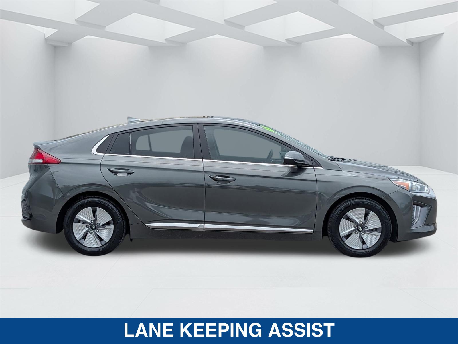 Used 2022 Hyundai Ioniq SE FWD image 4