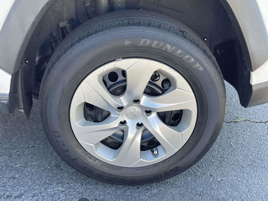 Used 2021 Toyota RAV4 LE FWD image 29