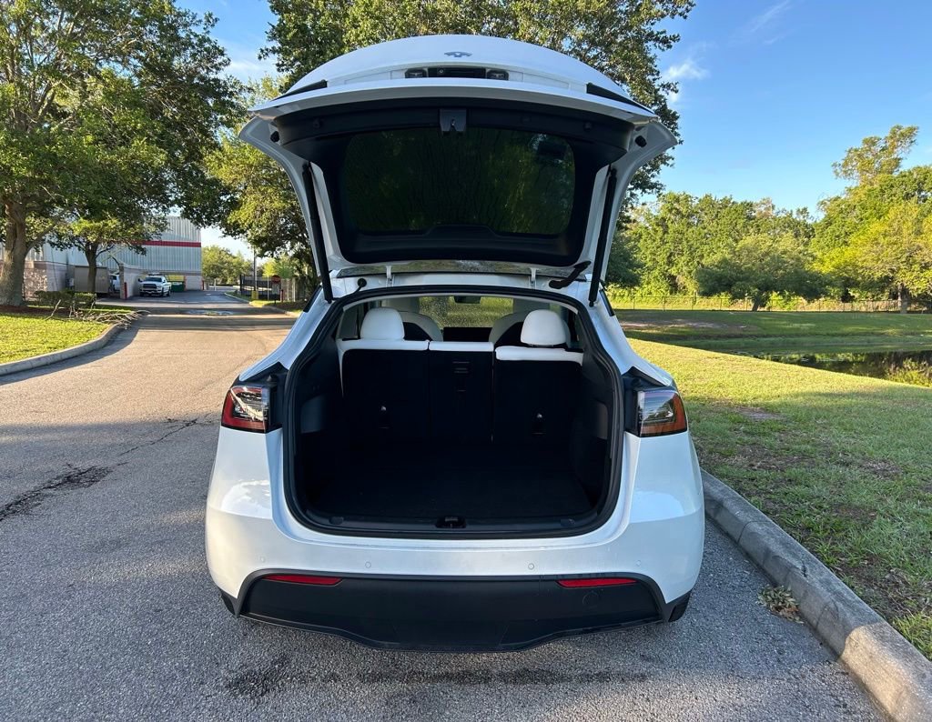 Used 2022 Tesla Model Y Long Range image 10