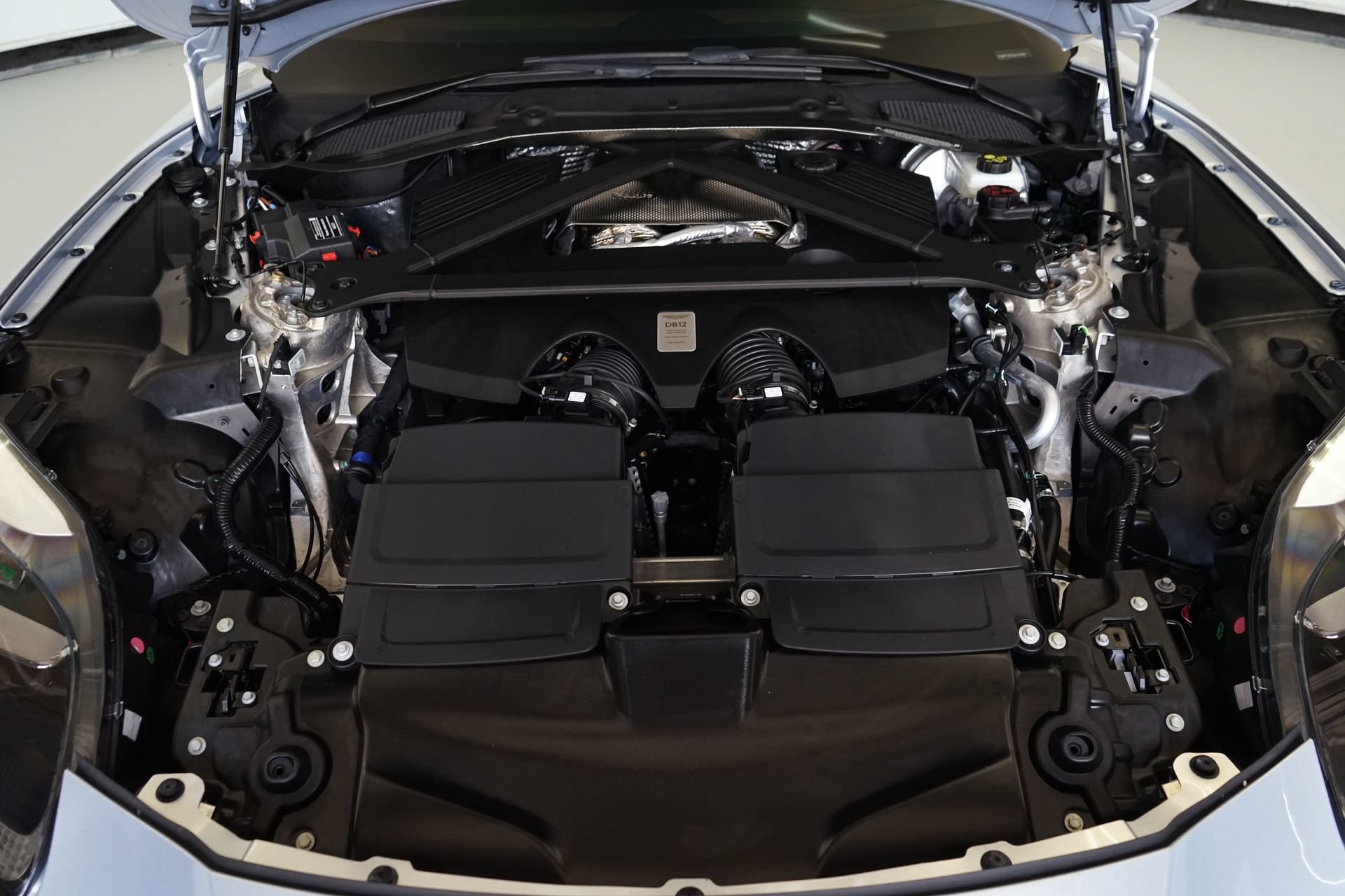 Used 2025 Aston Martin DB12 Coupe RWD image 33