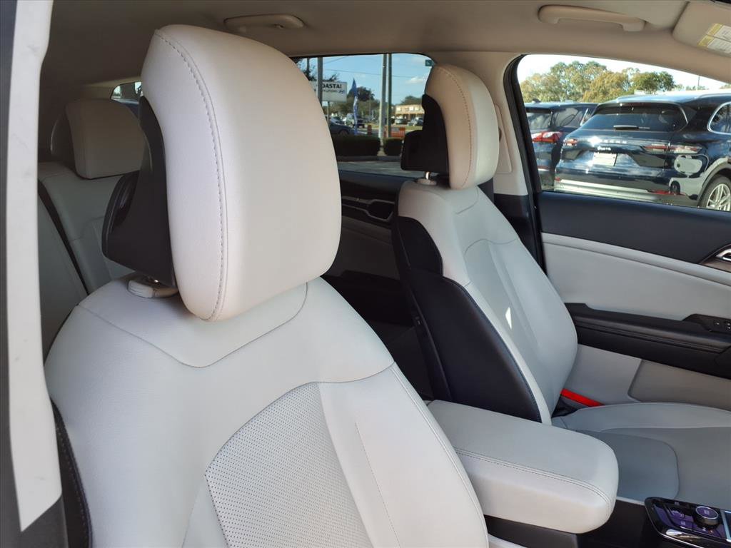 Used 2025 Kia Sportage EX image 21