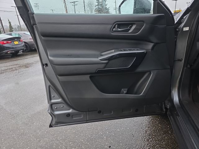 Used 2024 Nissan Pathfinder SV image 17