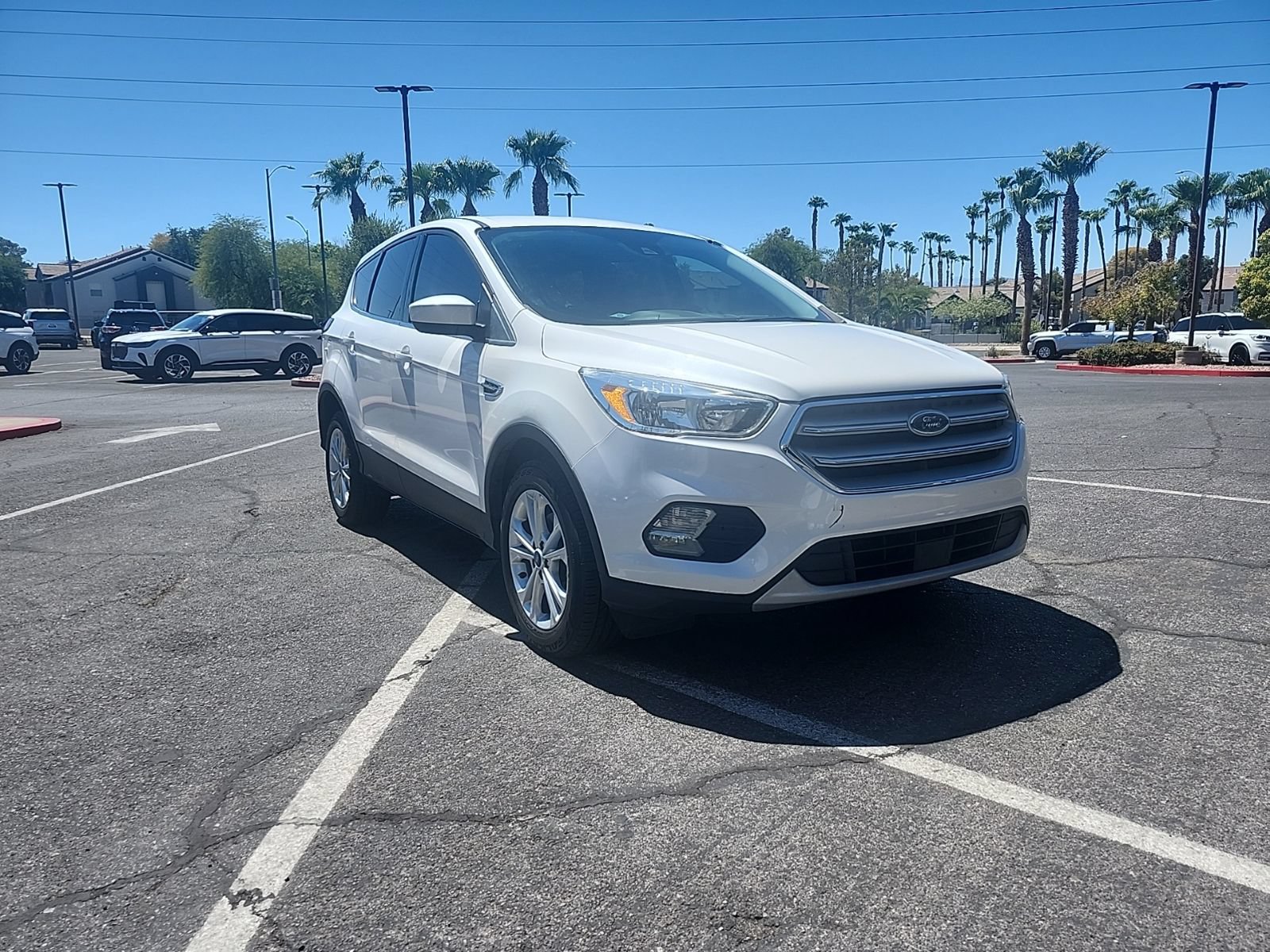 Used 2019 Ford Escape SE FWD image 2
