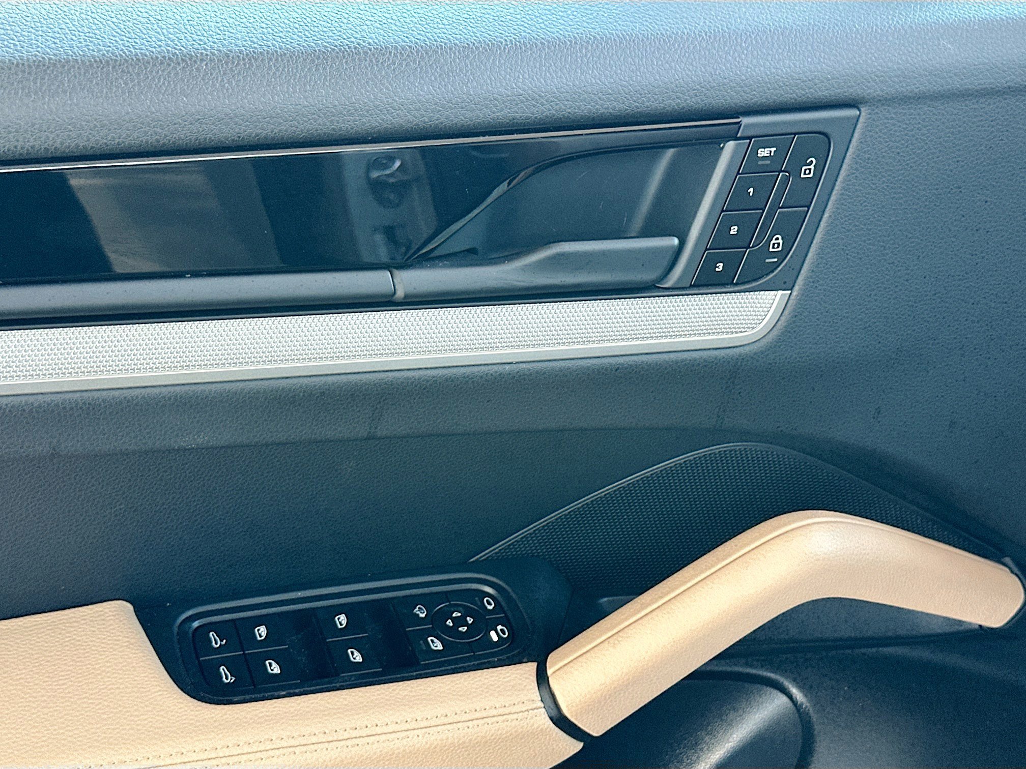 Used 2025 Porsche Cayenne Coupe image 18