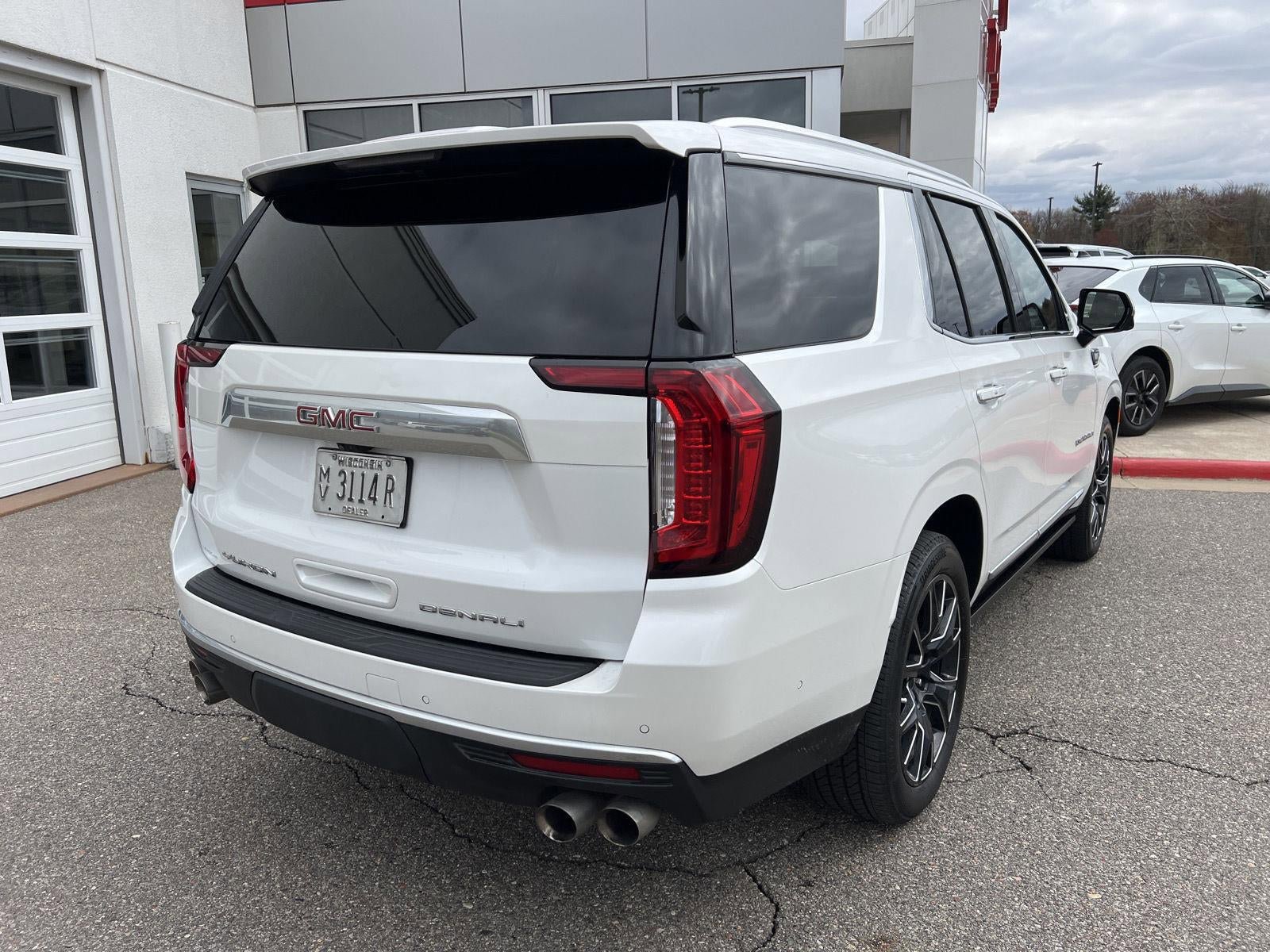 Used 2024 GMC Yukon Denali w/ Advanced Technology Package AWD/4WD image 17