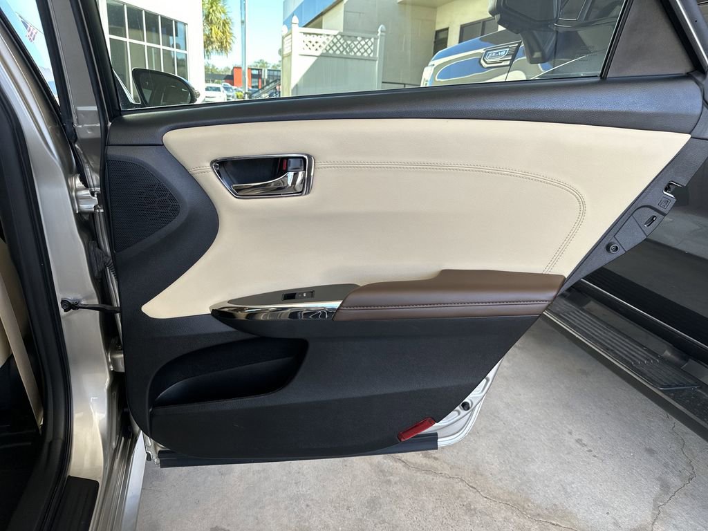 Used 2018 Toyota Avalon XLE Premium image 32