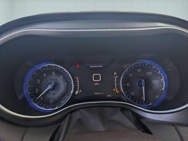 Used 2018 Chrysler Pacifica Touring-L Plus FWD image 17