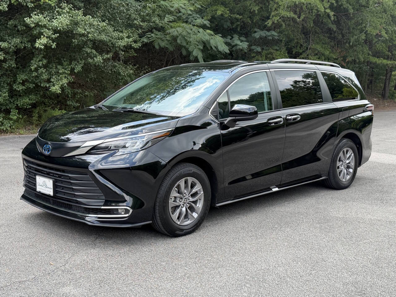 Used 2024 Toyota Sienna XLE FWD image 1