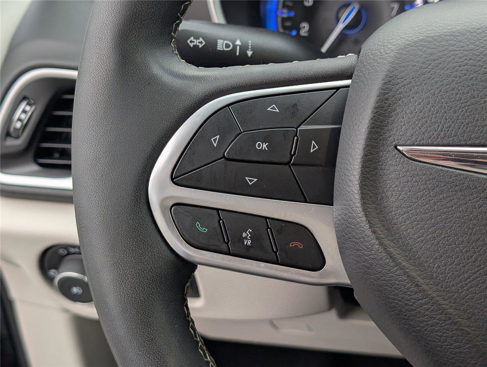 Used 2024 Chrysler Pacifica Touring-L image 22