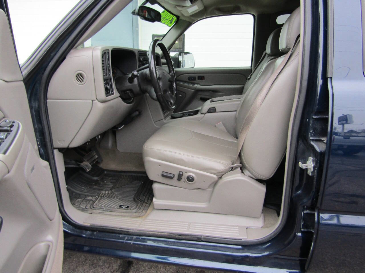 Used 2005 GMC Sierra 3500 SLT w/ Heavy-Duty Power Package image 4