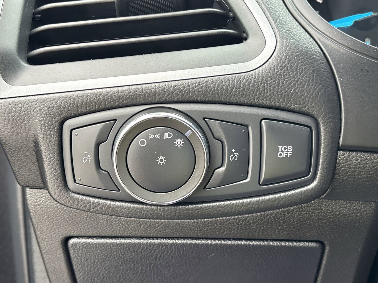 Used 2020 Ford Edge SE image 24